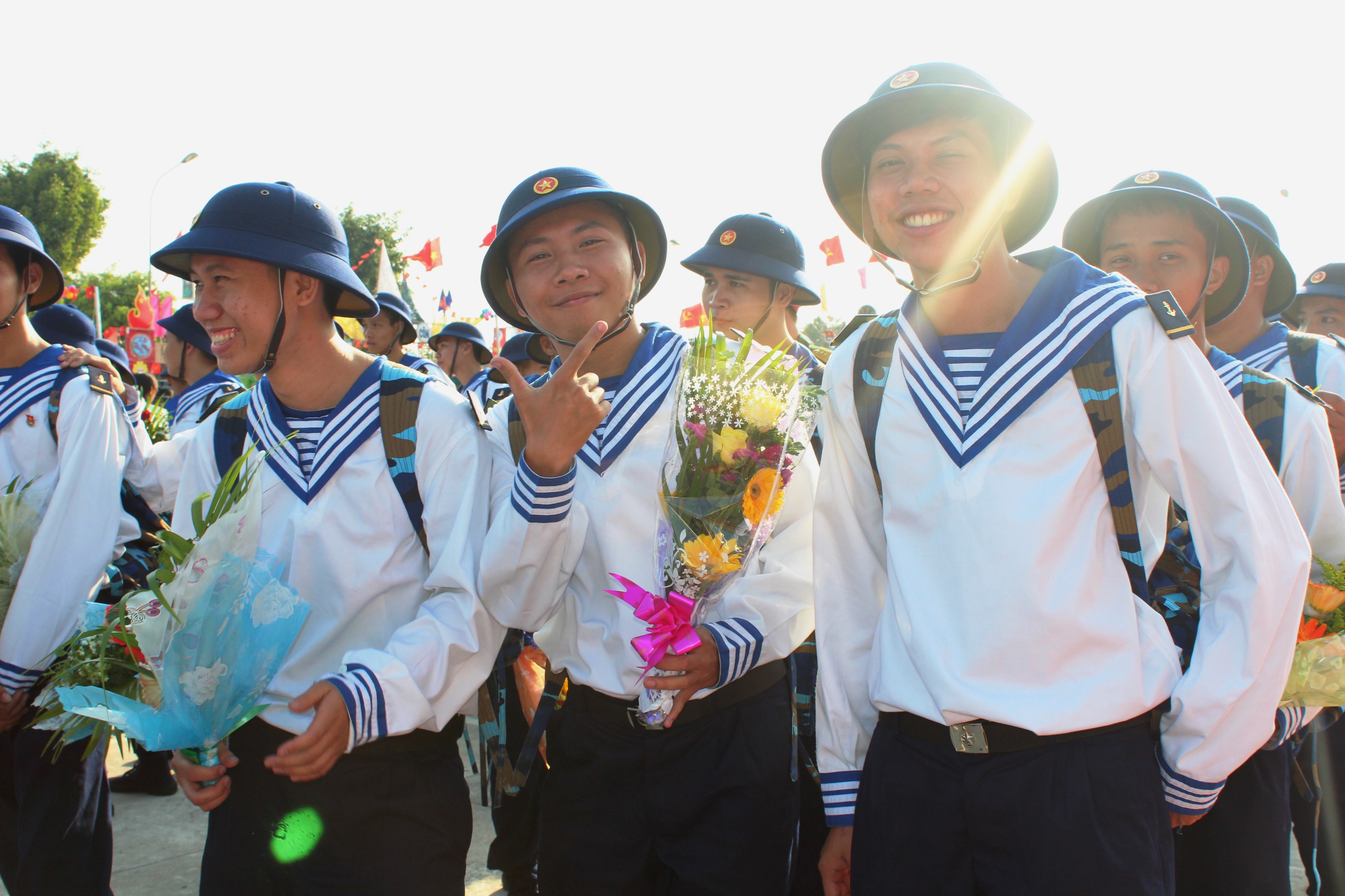 Nụ cười t&acirc;n binh, sẵn s&agrave;ng l&ecirc;n đường l&agrave;m nghĩa vụ thi&ecirc;ng li&ecirc;ng