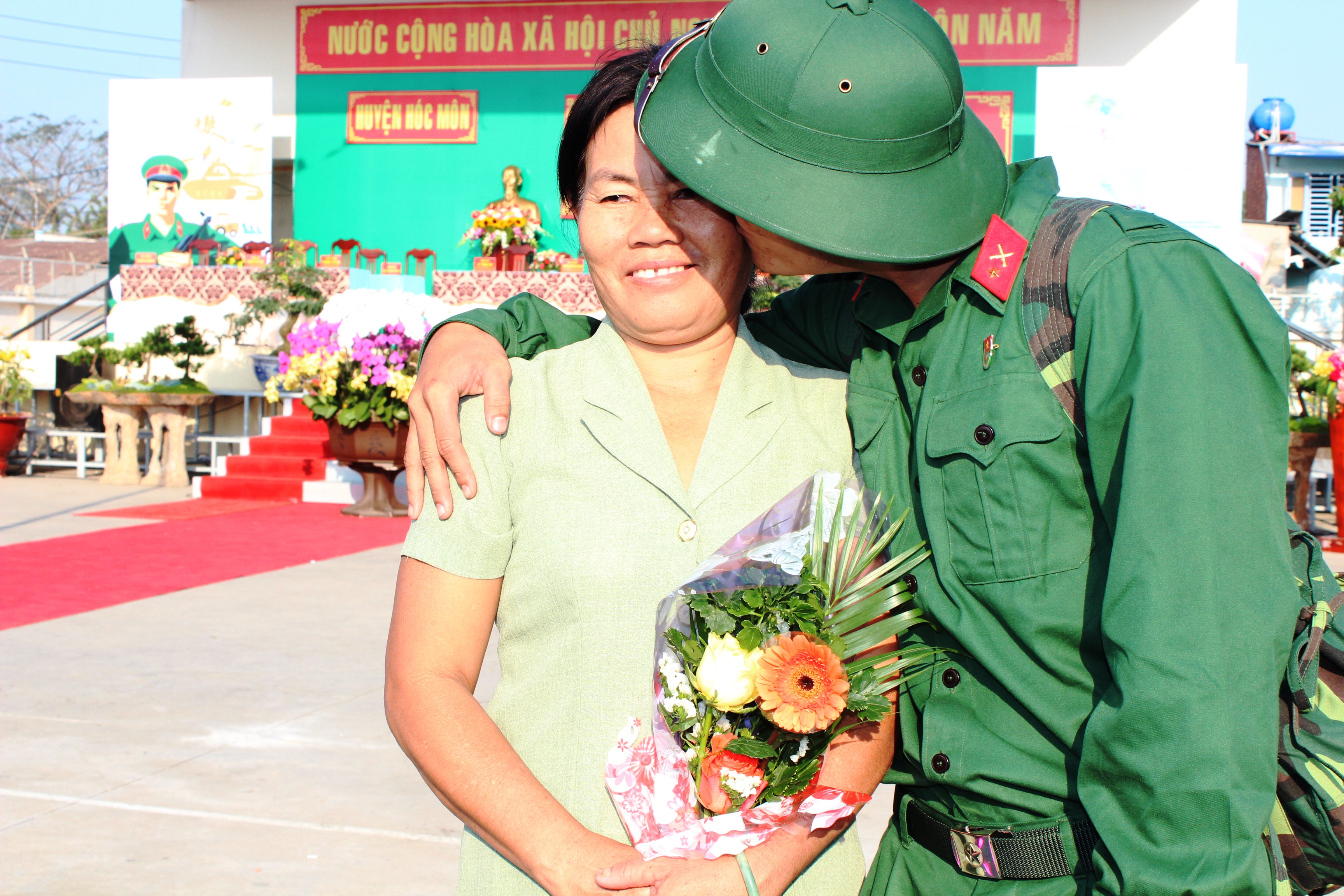 H&ocirc;n mẹ trước giờ l&ecirc;n đường