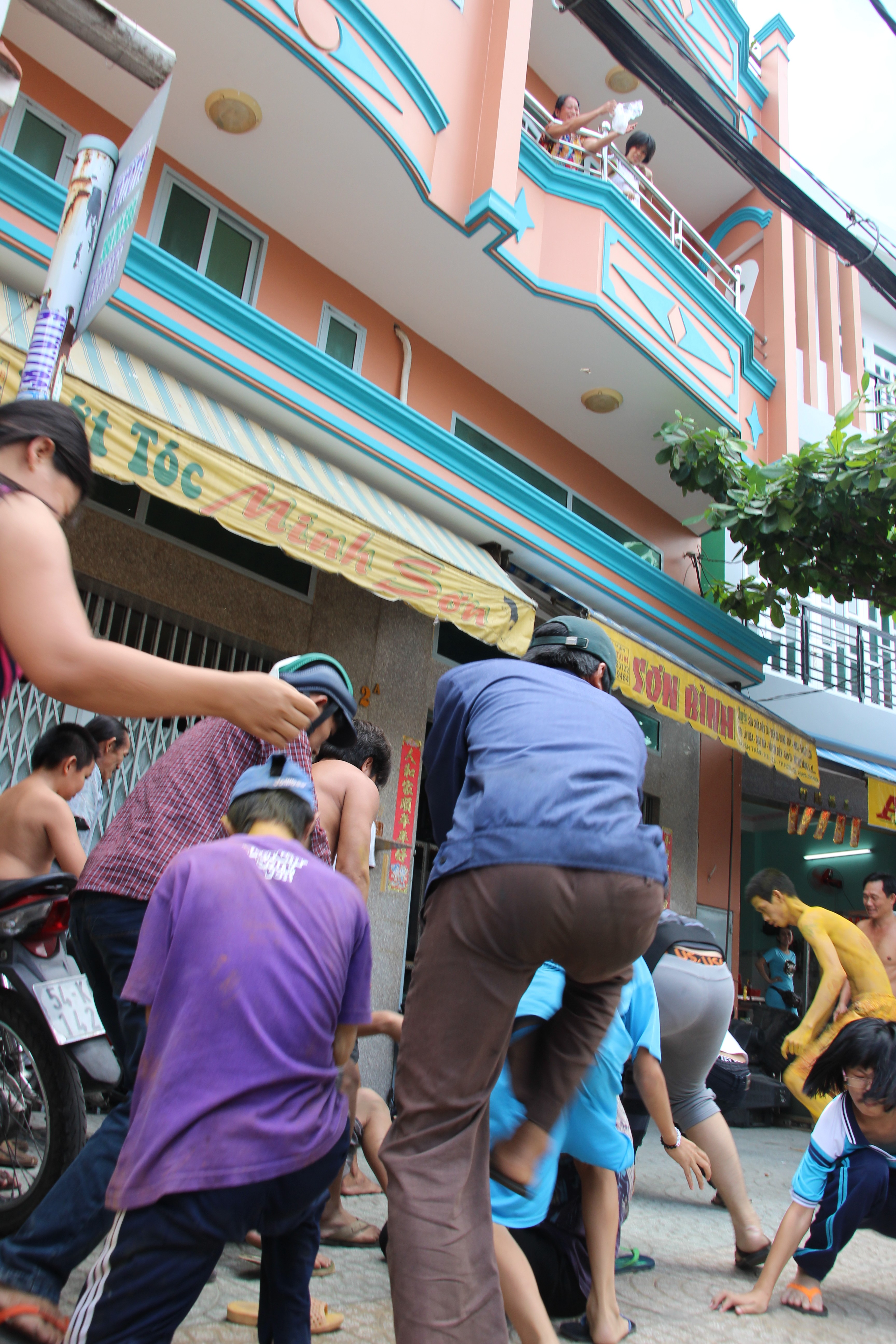 Phi l&ecirc;n người nhau để gi&agrave;nh tiền&hellip;