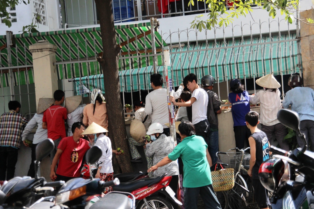 Chiều 29-8, một c&ocirc;ng ty may tr&ecirc;n địa b&agrave;n quận Ph&uacute; Nhuận tổ chức c&uacute;ng c&ocirc; hồn. Ph&iacute;a ngo&agrave;i h&agrave;ng chục người đu h&agrave;ng r&agrave;o đợt nhận tiền, đồ c&uacute;ng.