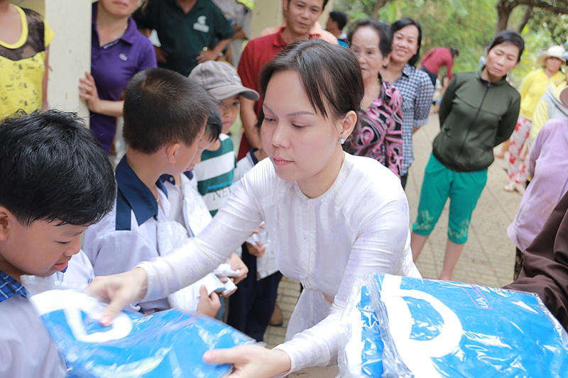 Trước đ&oacute; Việt Hương hỗ trợ học sinh ngh&egrave;o ở đ&acirc;y