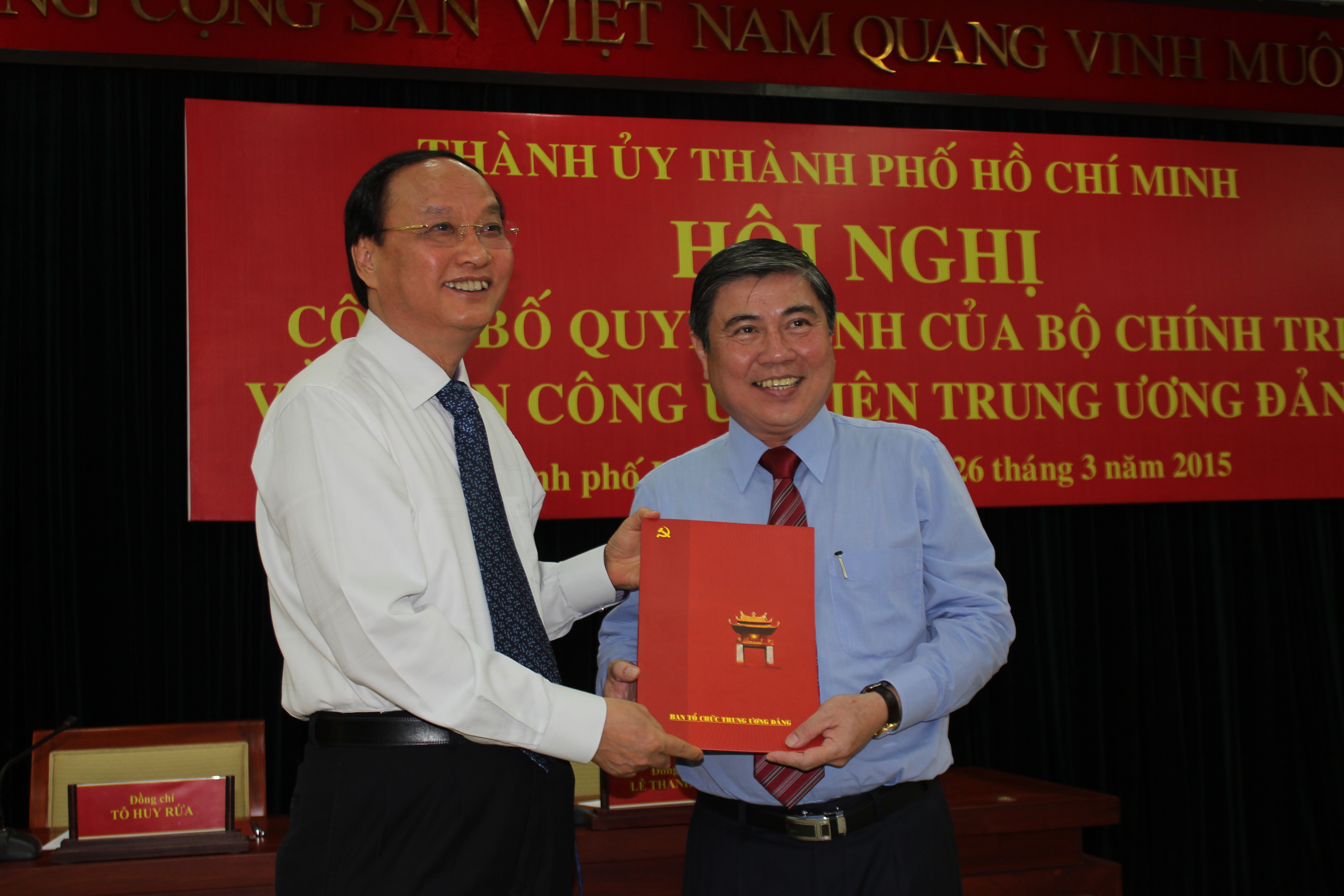 &Ocirc;ng T&ocirc; Huy Rứa trao quyết định cho &ocirc;ng Nguyễn Th&agrave;nh Phong