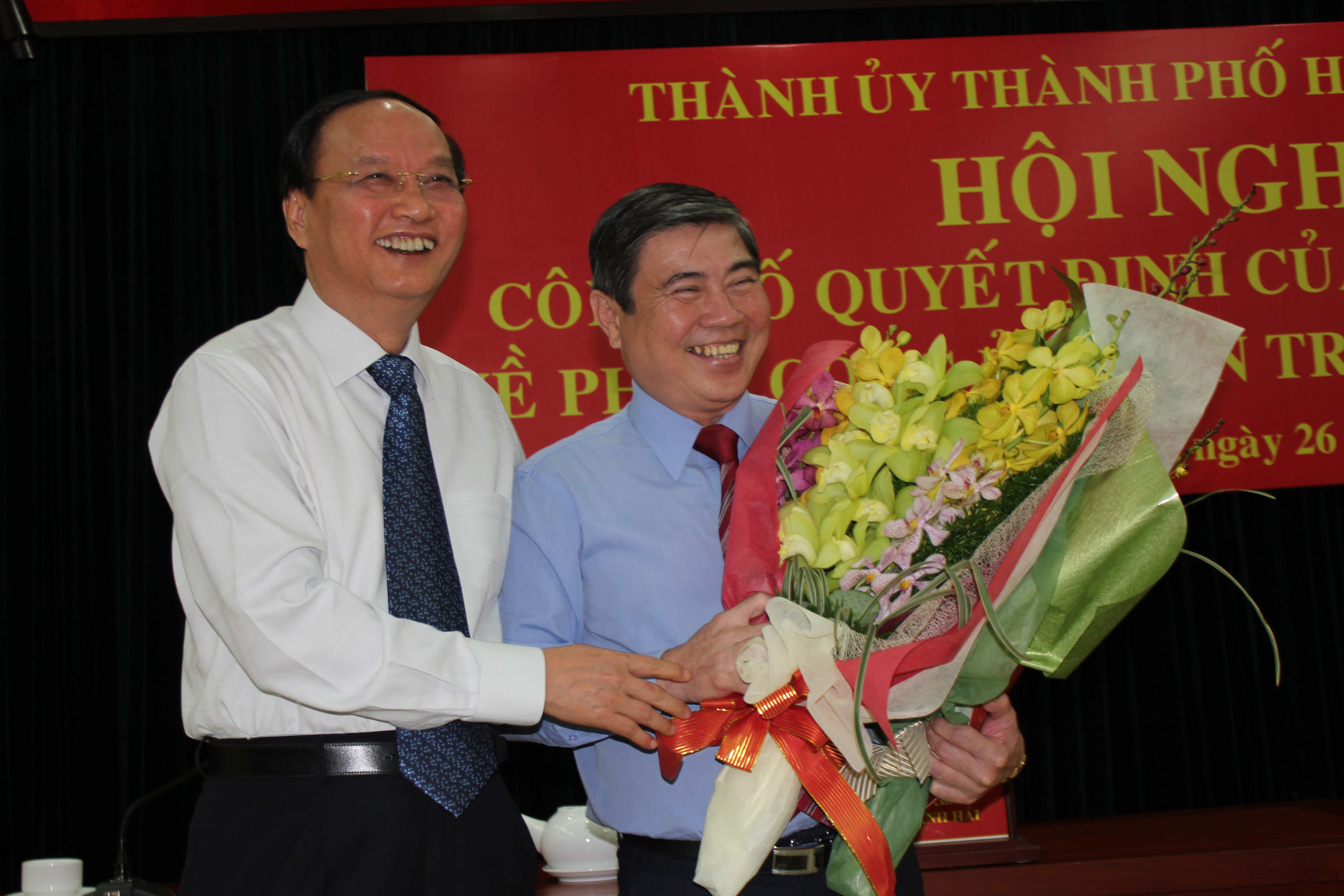 &Ocirc;ng T&ocirc; Huy Rứa tặng hoa ch&uacute;c mừng &ocirc;ng Nguyễn Th&agrave;nh Phong