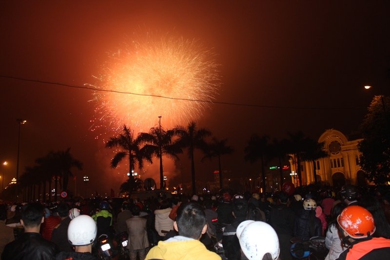 H&agrave;ng ng&agrave;n người d&acirc;n Thanh H&oacute;a đổ về quảng trường Lam Sơn đ&oacute;n ch&agrave;o năm mới 2015