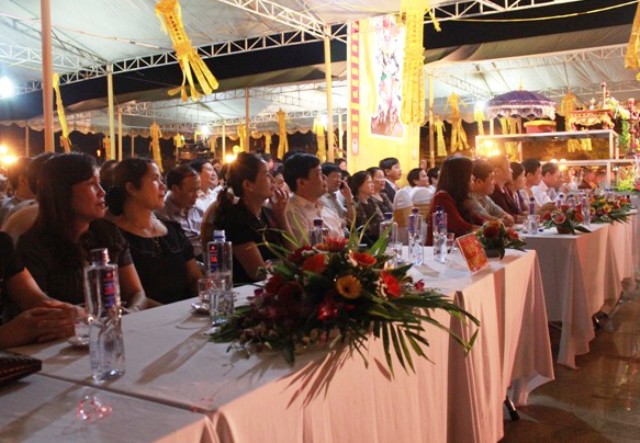Đ&ocirc;ng đảo c&aacute;c tăng ni, phật tử, du kh&aacute;ch v&agrave; người d&acirc;n tới dự lễ cầu si&ecirc;u