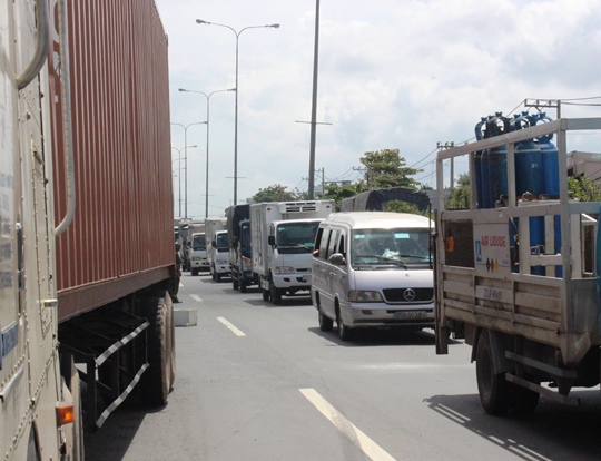 Vụ tai nạn l&agrave;m giao th&ocirc;ng tr&ecirc;n Quốc lộ 1 đoạn qua khu vực &ugrave;n ứ k&eacute;o d&agrave;i