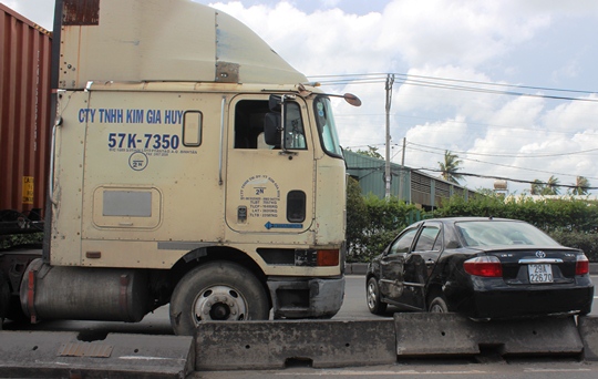 Mất lái, xe container hất văng ô tô 4 chỗ hàng trăm mét