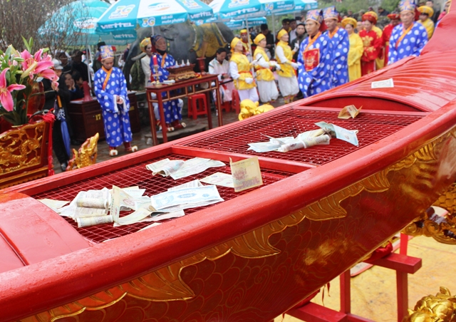 Tiền được n&eacute;m vương v&atilde;i v&agrave;o b&aacute;t hương, chậu c&aacute; v&agrave; thuyền rồng tr&ocirc;ng rất phản cảm