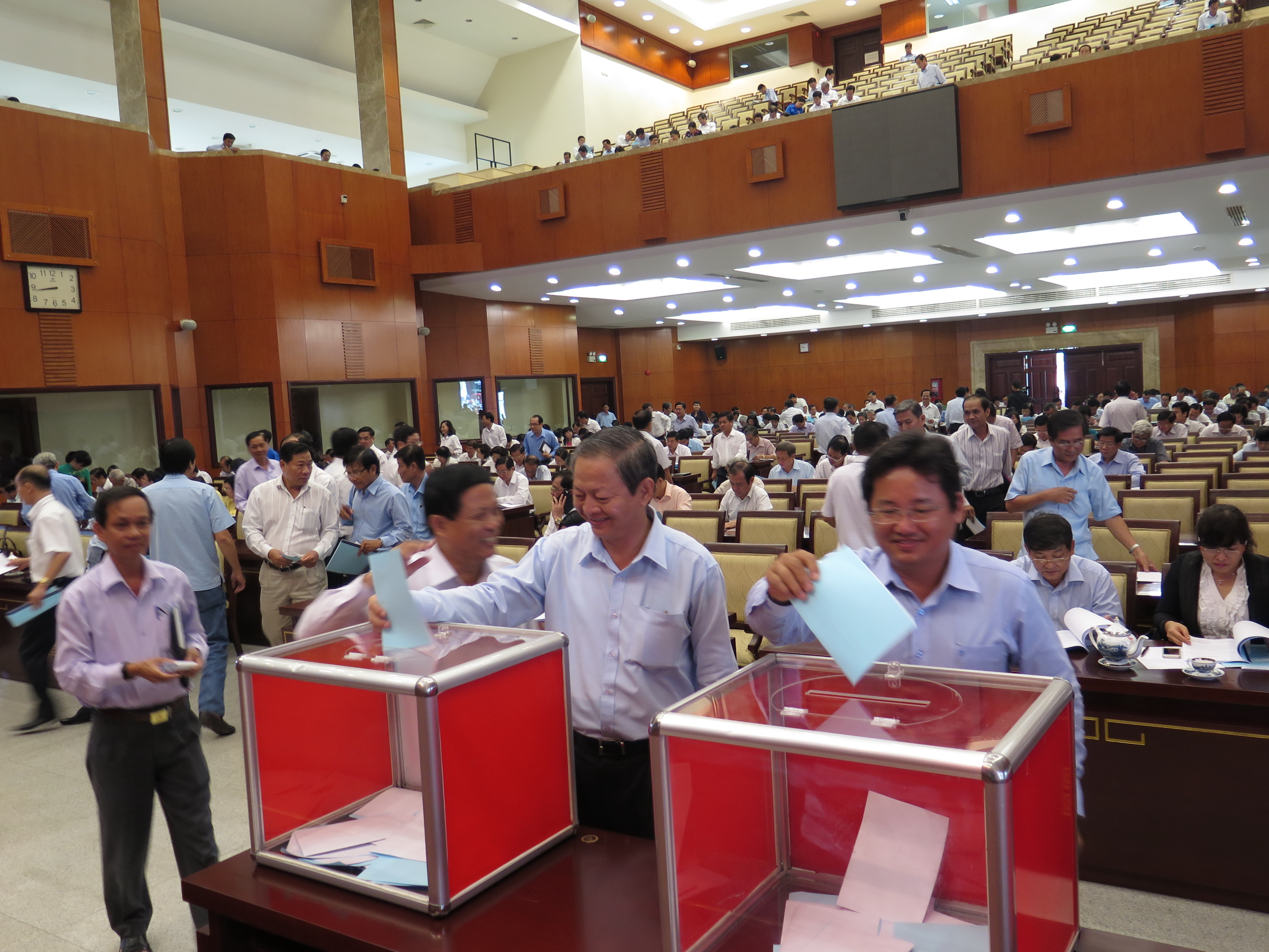 Đại biểu TP HCM đang bỏ phiếu giới thiệu nh&acirc;n sự Ban Chấp h&agrave;nh Trung ương Đảng - kh&oacute;a XII