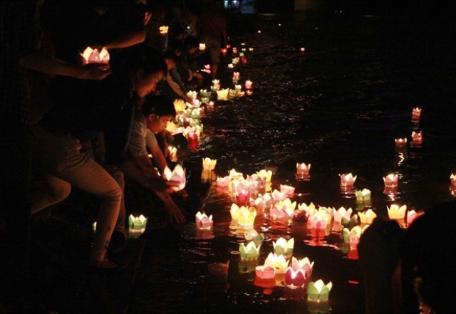 Đ&egrave;n hoa đăng được l&atilde;nh đạo tỉnh Thanh H&oacute;a v&agrave; h&agrave;ng ng&agrave;n người d&acirc;n thả xuống s&ocirc;ng M&atilde; để tưởng nhớ những người đ&atilde; anh dũng hi sinh v&igrave; nền độc lập h&ocirc;m nay