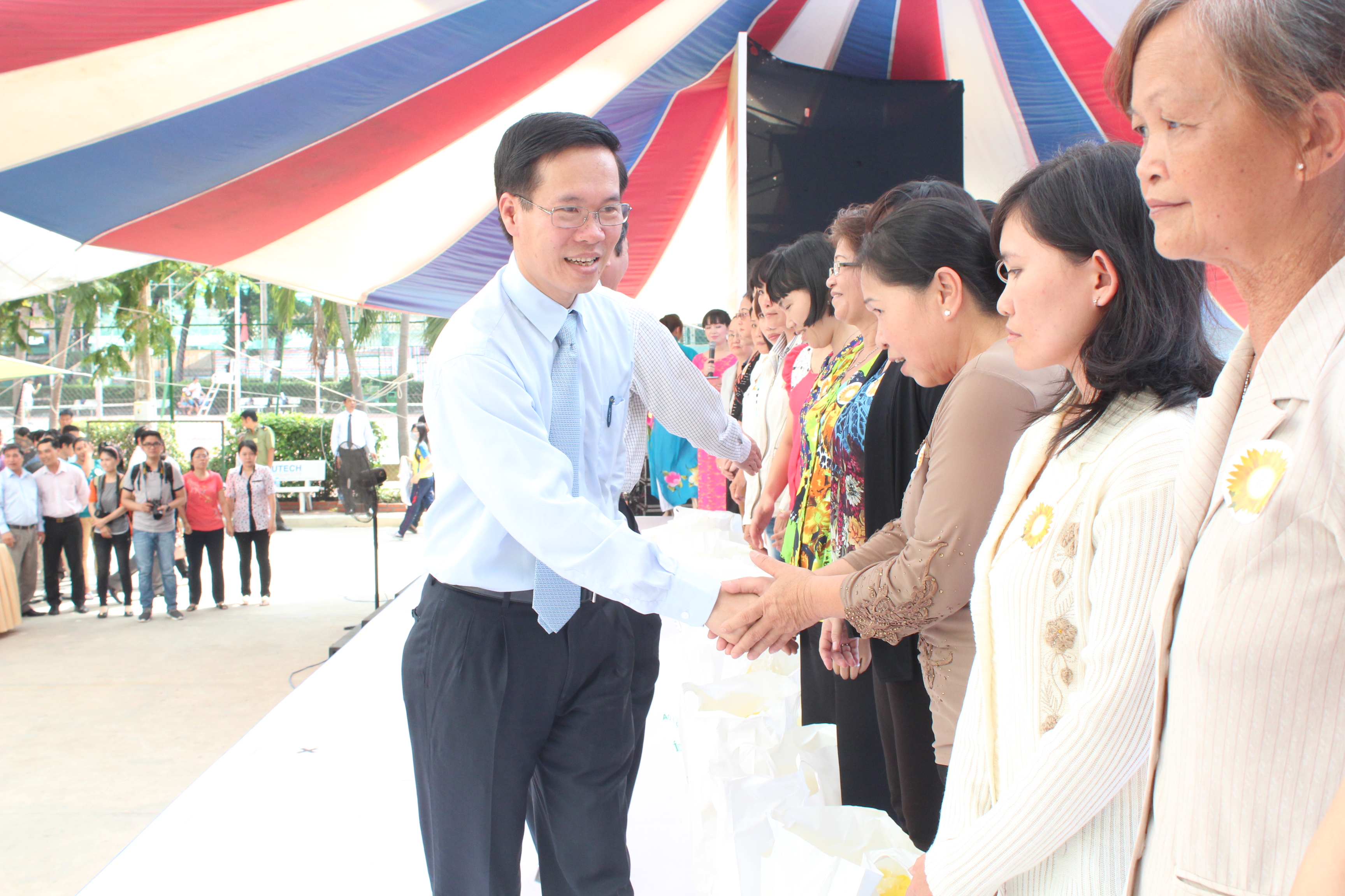 &Ocirc;ng V&otilde; Văn Thưởng, Ủy vi&ecirc;n Trung ương Đảng, Ph&oacute; b&iacute; thư Thường trực Th&agrave;nh ủy, tặng qu&agrave; cho CNVC-LĐ kh&oacute; khăn
ẢNH: THANH NGA
