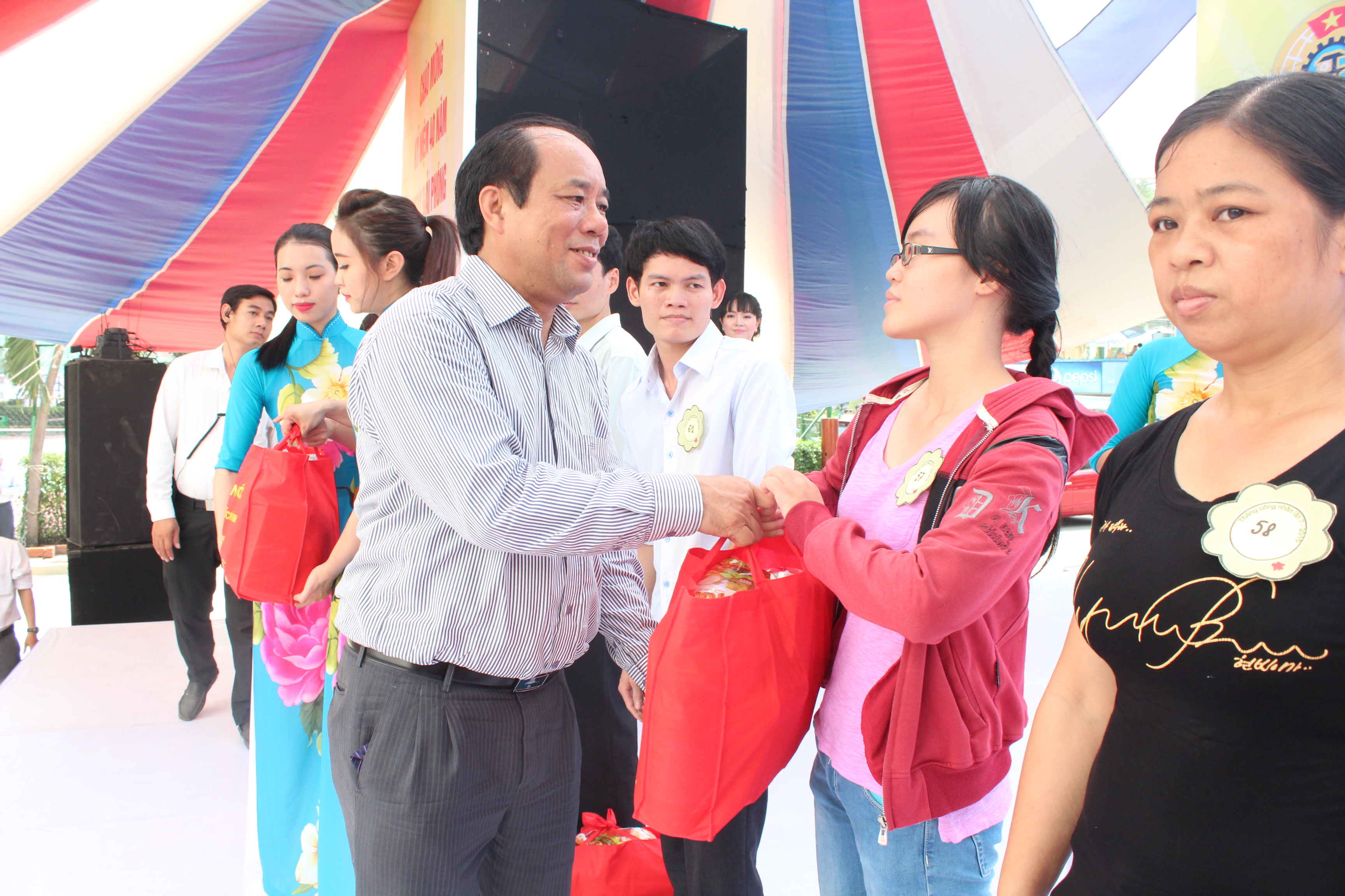Ph&oacute; chủ tịch Tổng LĐLĐ Việt Nam Nguyễn Văn Ng&agrave;ng, tặng qu&agrave; c&ocirc;ng nh&acirc;n bị tai nạn lao động ẢNH: THANH NGA