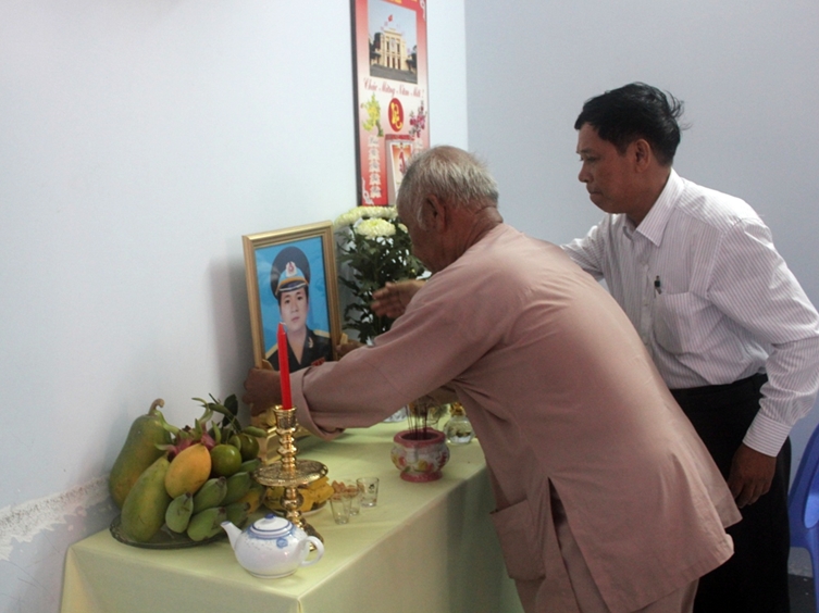 Rất đ&ocirc;ng bạn b&egrave;, h&agrave;ng x&oacute;m đến chia buồn với gia đ&igrave;nh anh T&uacute;.