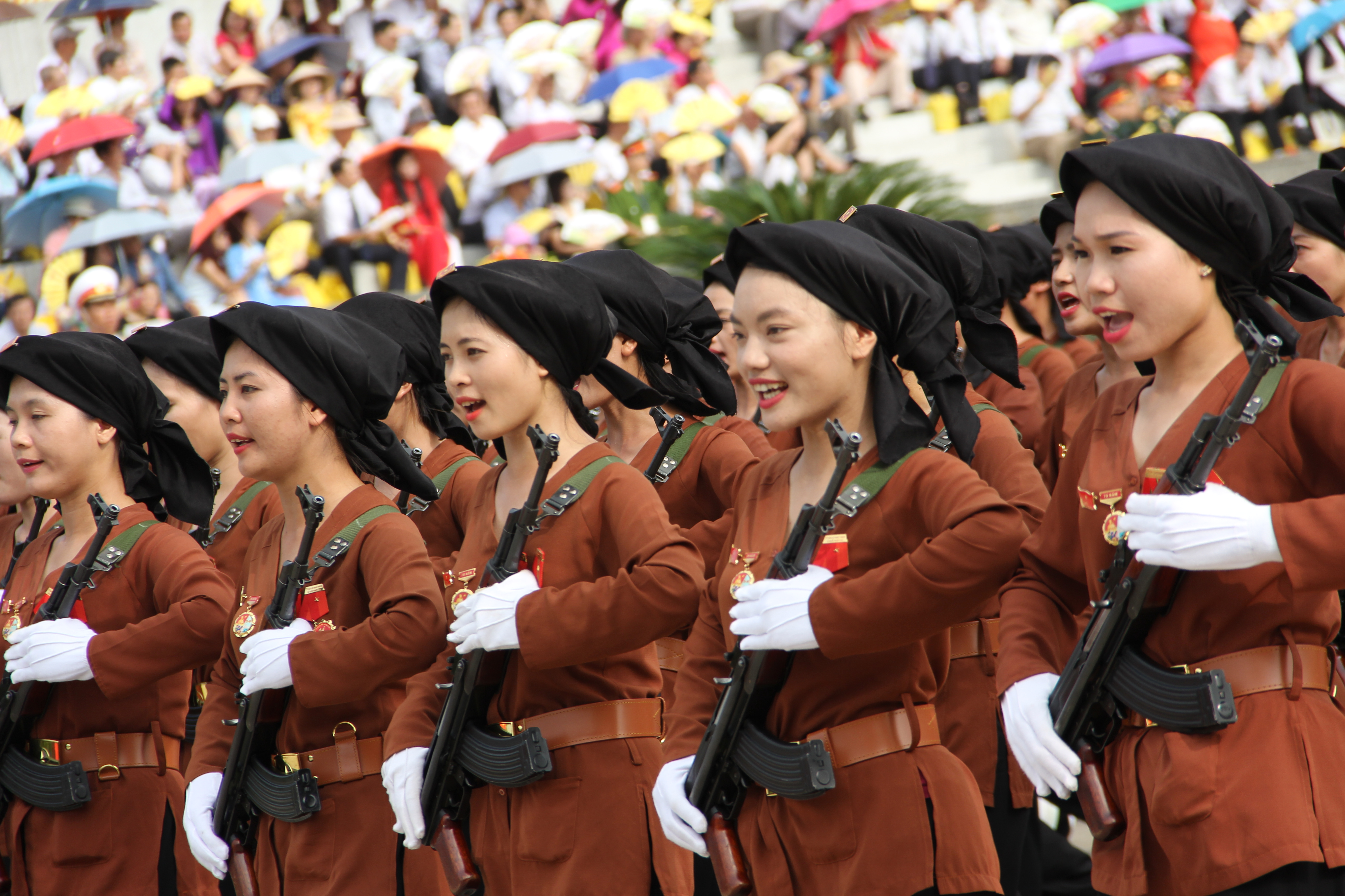Những nữ du k&iacute;ch miền Bắc cũng kh&ocirc;ng k&eacute;m phần duy&ecirc;n d&aacute;ng. Ảnh: Văn Duẩn.