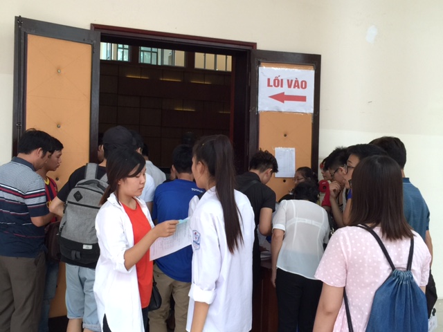 Th&iacute; sinh chờ v&agrave;o hội trường chờ r&uacute;t hồ sơ x&eacute;t tuyển tại ĐH Giao th&ocirc;ng Vận tải