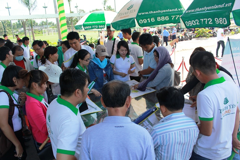 Kh&aacute;ch h&agrave;ng tham gia c&aacute;c đợt mở b&aacute;n của Thanh Yen Land