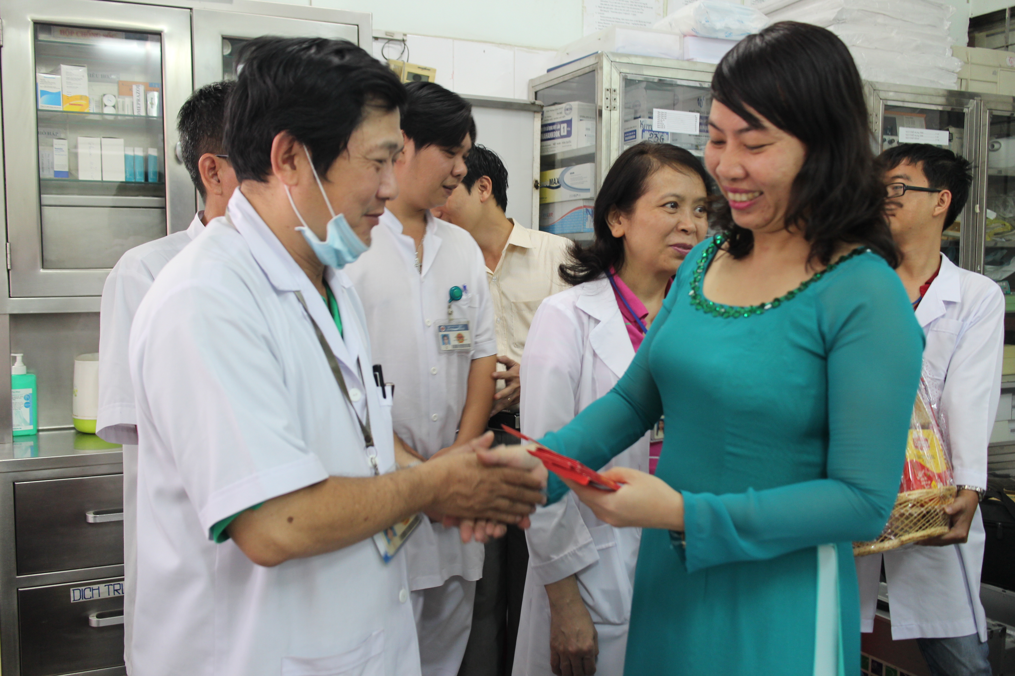 B&agrave; Hồ B&iacute;ch Ngọc, Chủ tịch LĐLĐ quận 1, TP HCM, tặng l&igrave; x&igrave; cho c&aacute;c y b&aacute;c sĩ trực trong đ&ecirc;m giao thừa