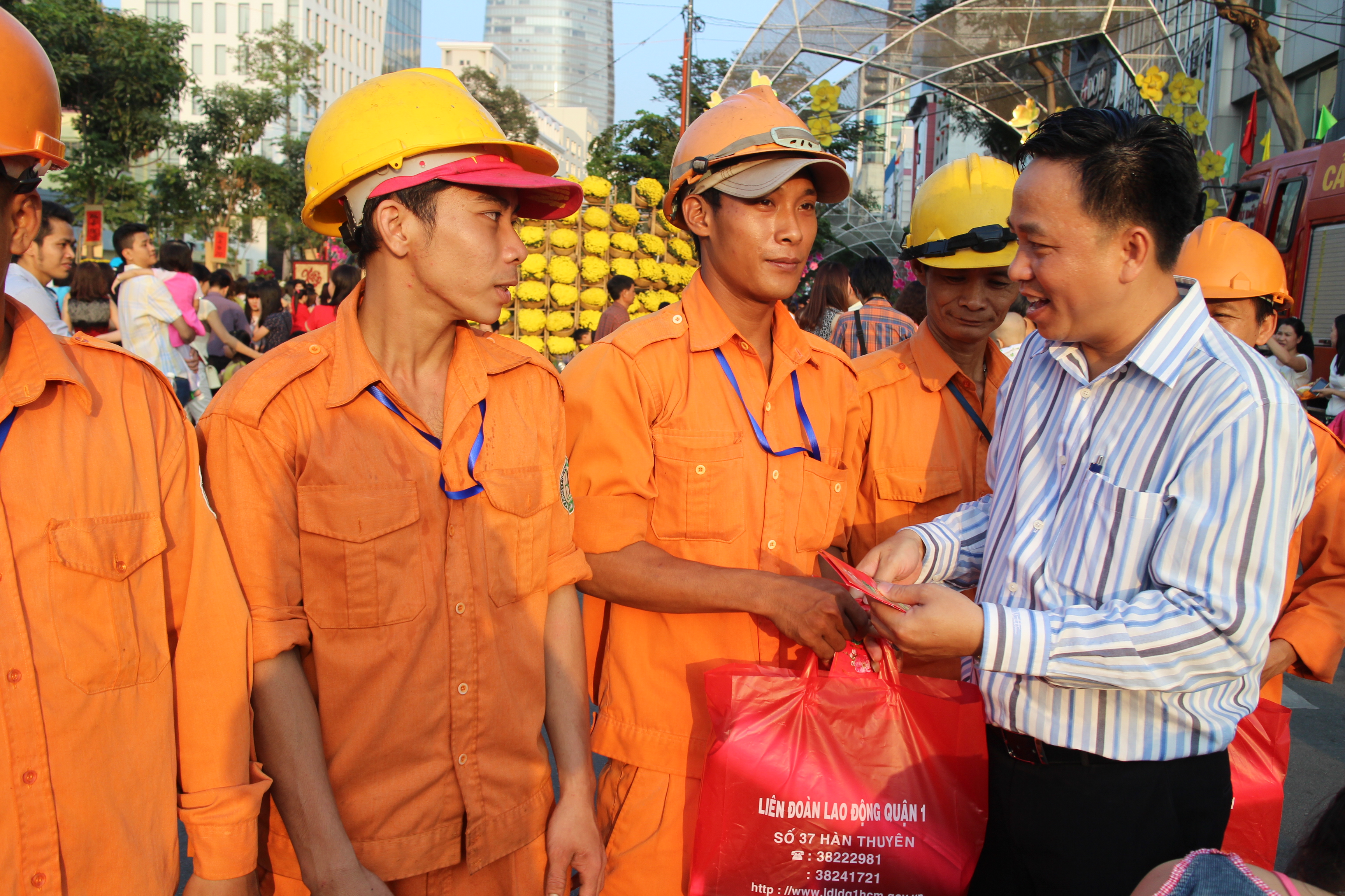 &ocirc;ng Trần Vũ B&igrave;nh, Ph&oacute; Chủ tịch LĐLĐ quận 1, TP HCM, tặng l&igrave; x&igrave; cho c&ocirc;ng nh&acirc;n vệ sinh l&agrave;m việc tại đường hoa H&agrave;m Nghi