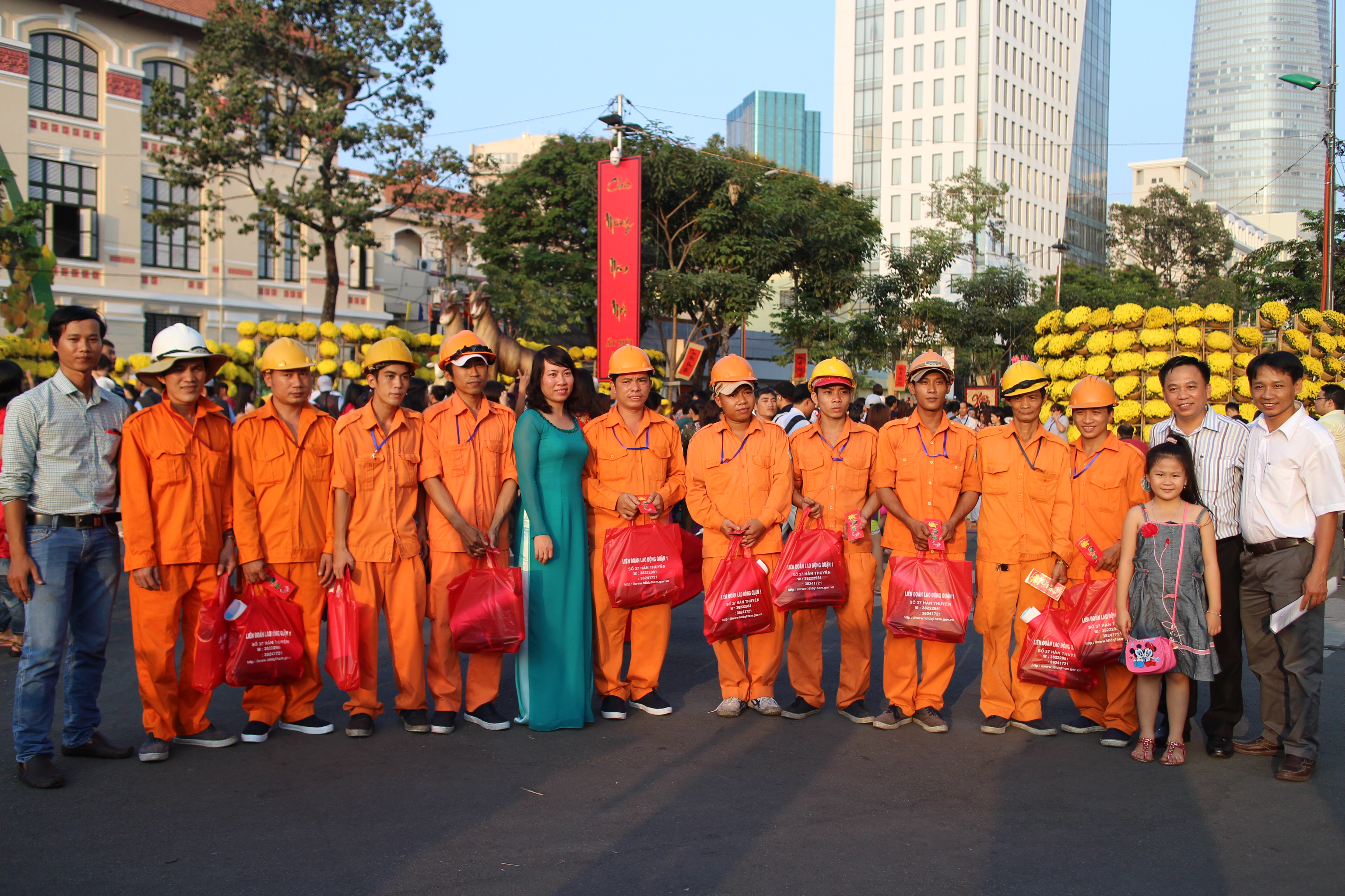 C&aacute;c c&aacute;n bộ LĐLĐ quận 1, TP HCM động vi&ecirc;n c&ocirc;ng nh&acirc;n l&agrave;m việc tại đường Hoa H&agrave;m Nghi trong đ&ecirc;m giao thừa