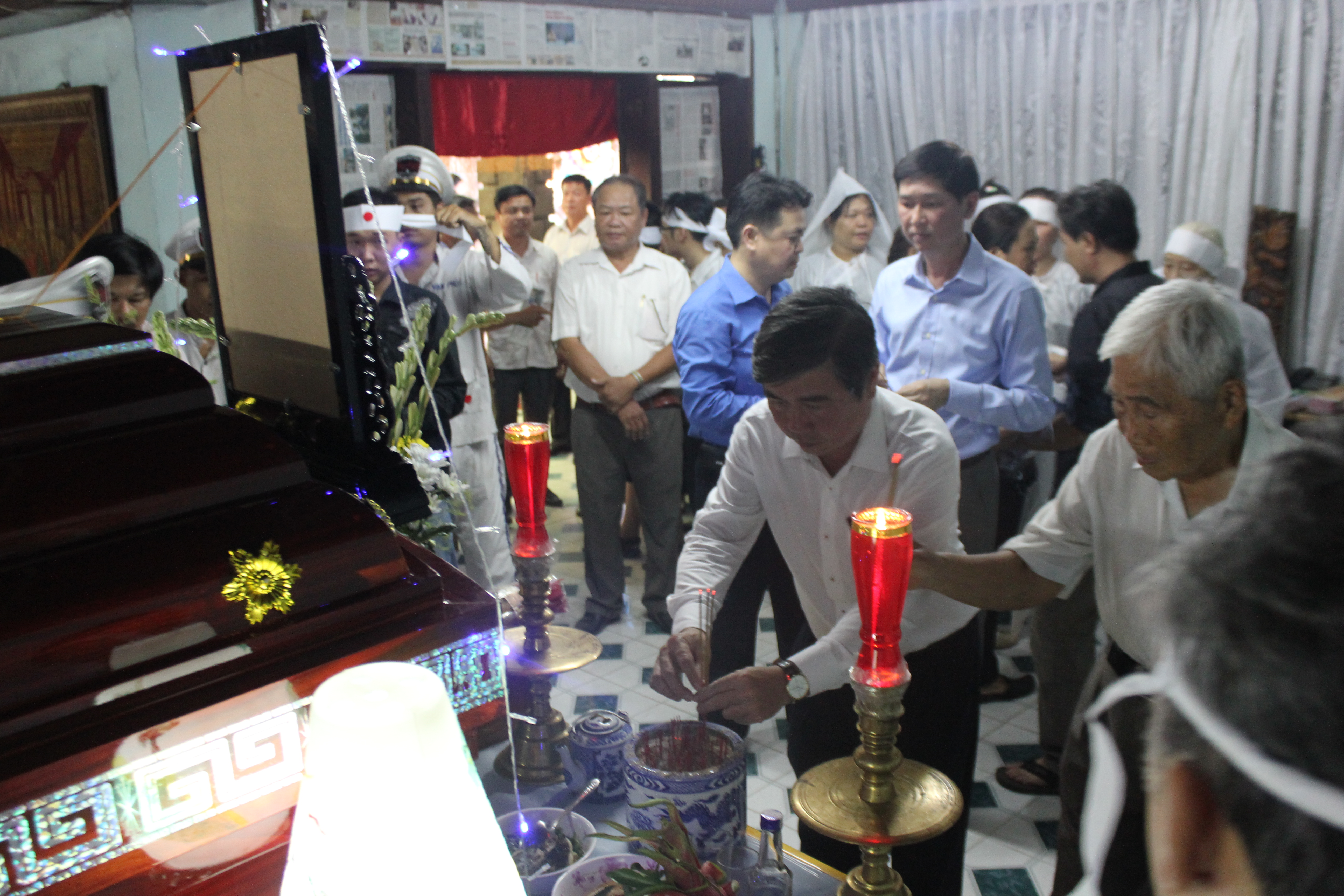 Ủy vi&ecirc;n Trung ương Đảng, Ph&oacute; B&iacute; thư Th&agrave;nh ủy TP HCM Nguyễn Th&agrave;nh Phong viếng &ocirc;ng Nguyễn Th&agrave;nh Thơ v&agrave;o chiều 21-4 tại nh&agrave; ri&ecirc;ng.