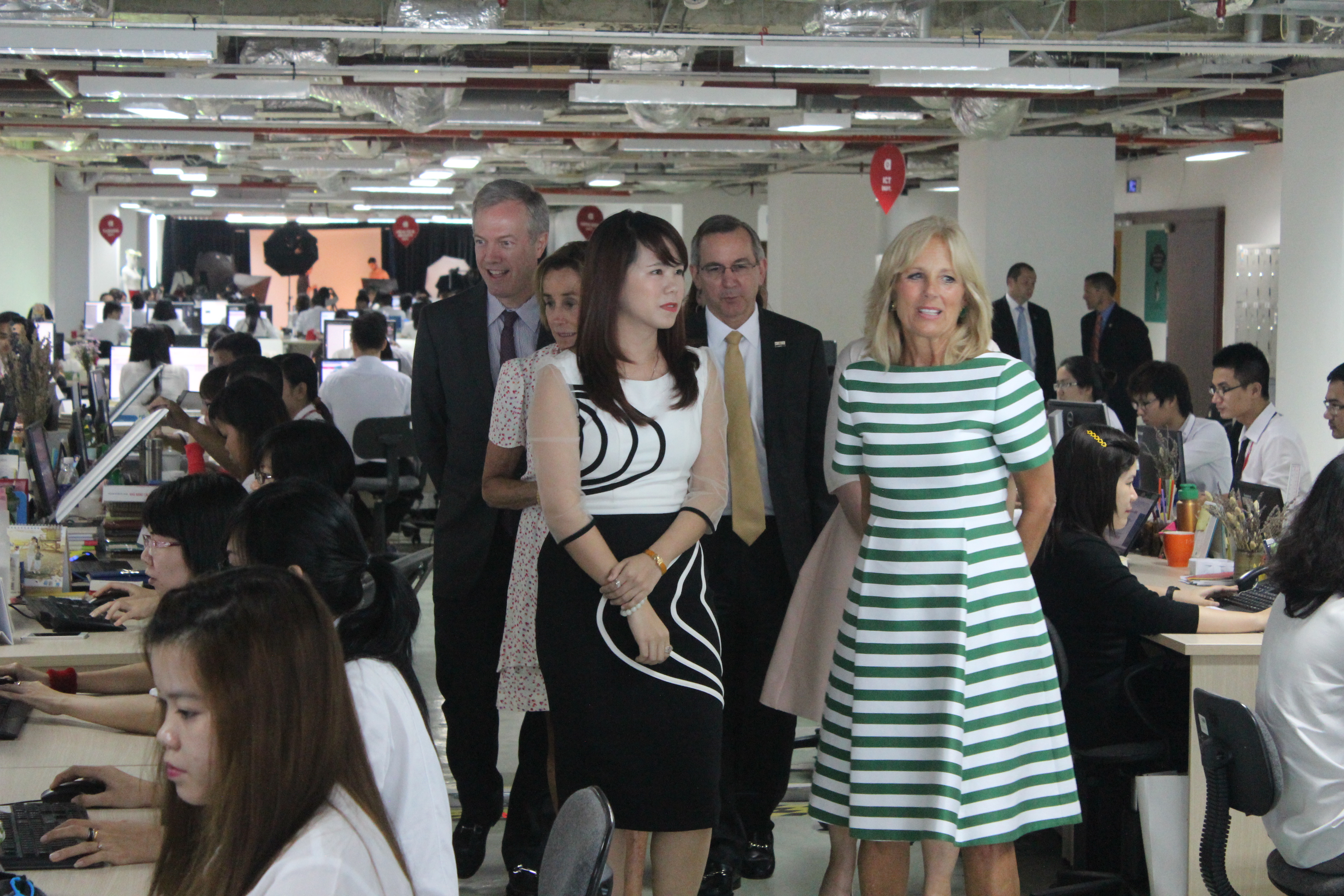 CEO VinECom L&ecirc; Ho&agrave;ng Uy&ecirc;n Vy (tr&aacute;i) giới thiệu với Tiến sĩ (phải) Jill Biden về hoạt động của c&ocirc;ng ty. Ảnh: Thu Hằng