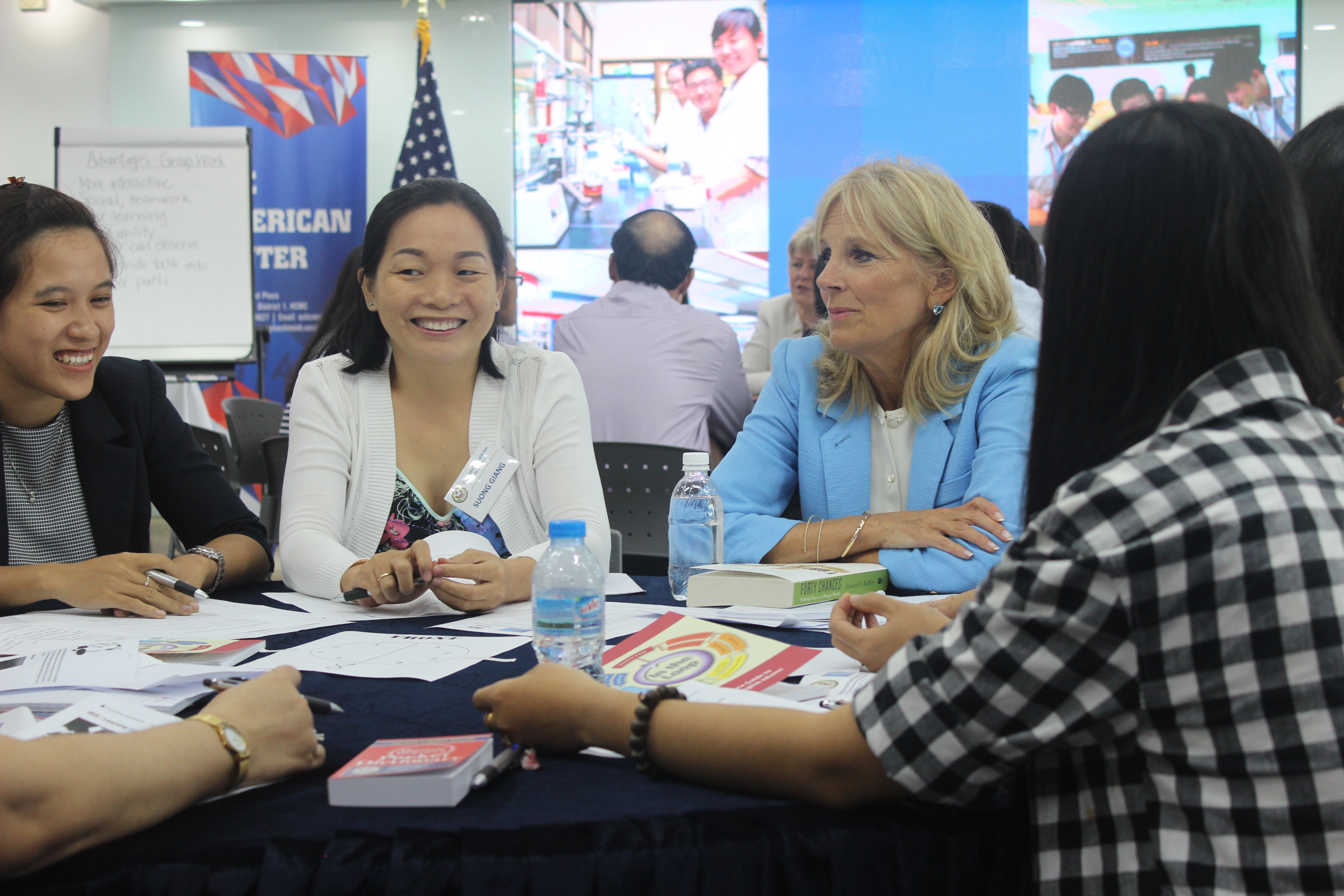 B&agrave; Jill Biden chia sẻ c&aacute;ch trị sự ồn &aacute;o của học sinh với c&aacute;c gi&aacute;o vi&ecirc;n tại hội thảo. Ảnh: Thu Hằng