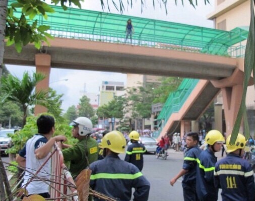 Biểu hiện “ngáo đá”, cô gái nhảy từ cầu vượt xuống đất