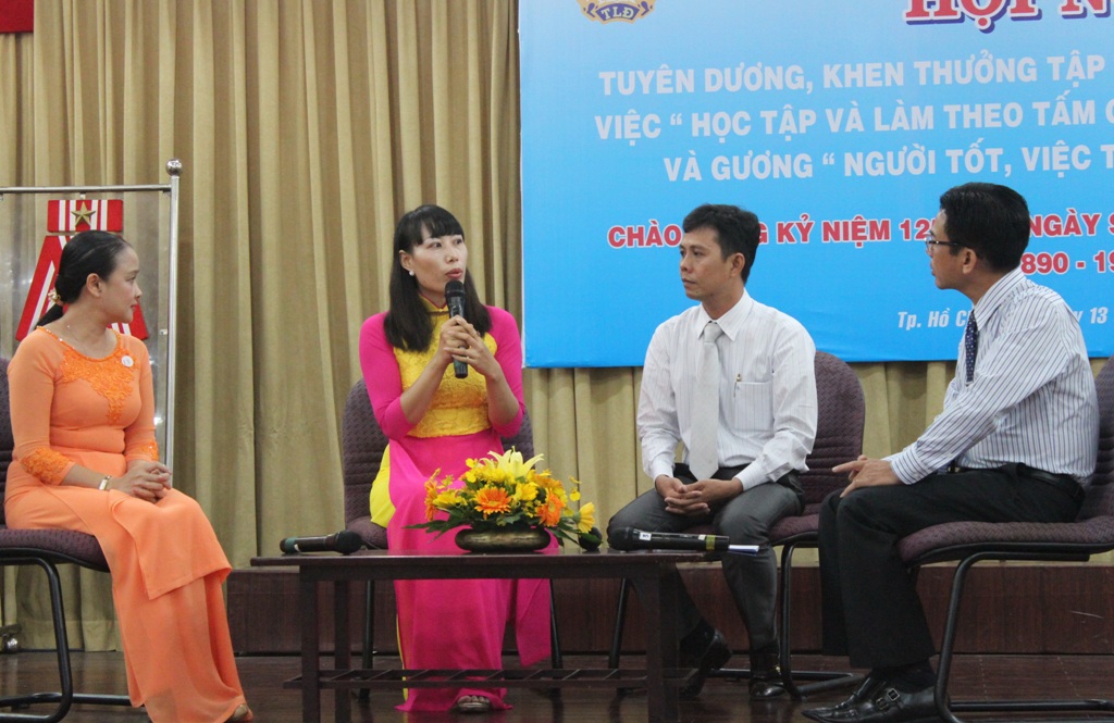 C&aacute;c c&aacute; nh&acirc;n ti&ecirc;u biểu giao lưu tại hội nghị tuy&ecirc;n dương do C&ocirc;ng đo&agrave;n Gi&aacute;o dục TP tổ chức