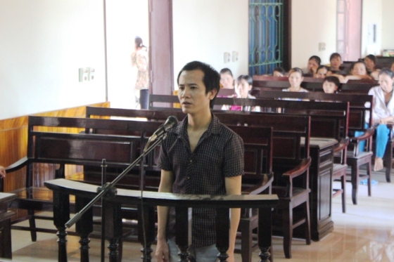 Bị c&aacute;o Nguyễn Văn L&ecirc; trước v&agrave;nh m&oacute;ng ngựa
