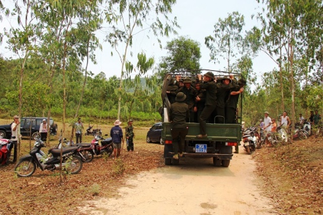 Lực lượng c&ocirc;ng an, qu&acirc;n đội, d&acirc;n ph&ograve;ng... v&agrave; h&agrave;ng trăm hộ d&acirc;n được điều động tới hiện trường để dập lửa