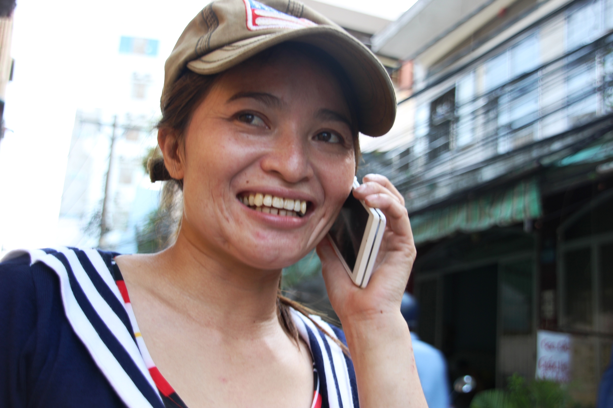Vừa rời khỏi trụ sở C&ocirc;ng an quận T&acirc;n B&igrave;nh, TP HCM chị Hồng vui mừng gọi điện thoại cho người th&acirc;n để th&ocirc;ng b&aacute;o tin vui - Ảnh: L&Ecirc; PHONG
