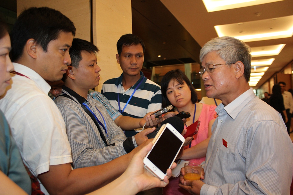 &Ocirc;ng Nguyễn Anh Sơn trả lời b&aacute;o ch&iacute; về t&igrave;nh h&igrave;nh biển Đ&ocirc;ng