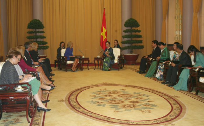 Ph&oacute; Chủ tịch nước Nguyễn Thị Doan tiếp th&acirc;n mật b&agrave; Jill Biden