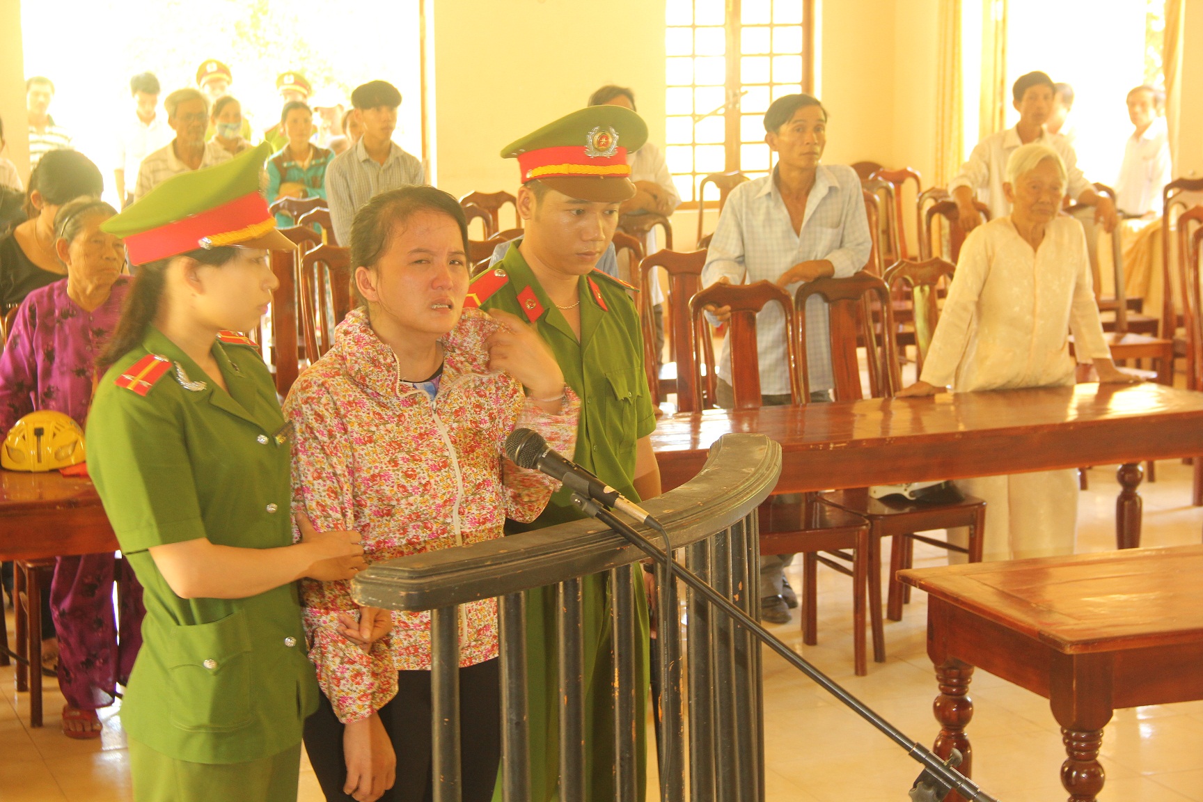 Khưu Thị B&iacute;ch bật kh&oacute;c khi bị t&ograve;a tuy&ecirc;n &aacute;n