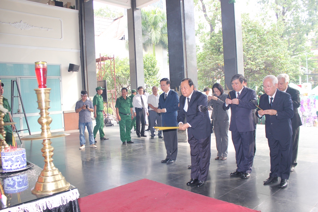 Đo&agrave;n đại biểu Bộ Ch&iacute;nh trị, Ban B&iacute; thư Trung ương Đảng do Ủy vi&ecirc;n Bộ Ch&iacute;nh trị, B&iacute; thư Th&agrave;nh ủy TP HCM L&ecirc; Thanh Hải dẫn đầu d&acirc;ng hương tưởng nhớ &ocirc;ng Nguyễn Th&agrave;nh Thơ