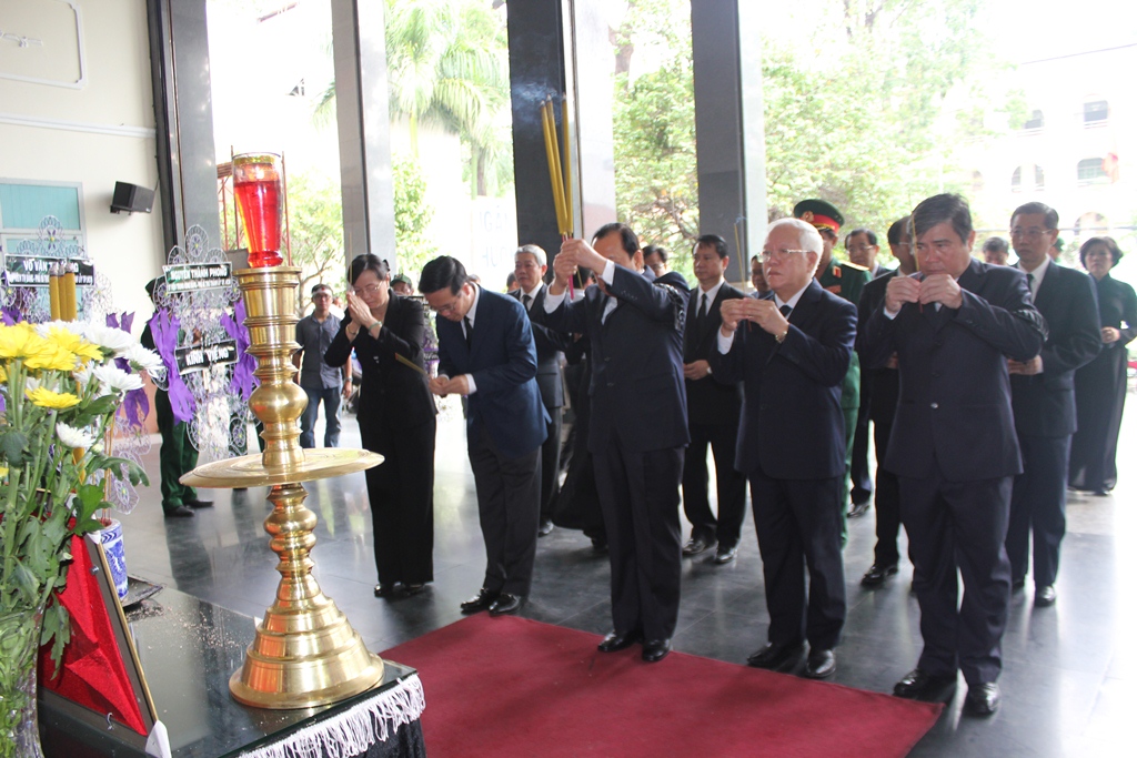 Đo&agrave;n đại biểu Th&agrave;nh ủy - HĐND - UBND - Ủy ban MTTQ TP HCM đến viếng
