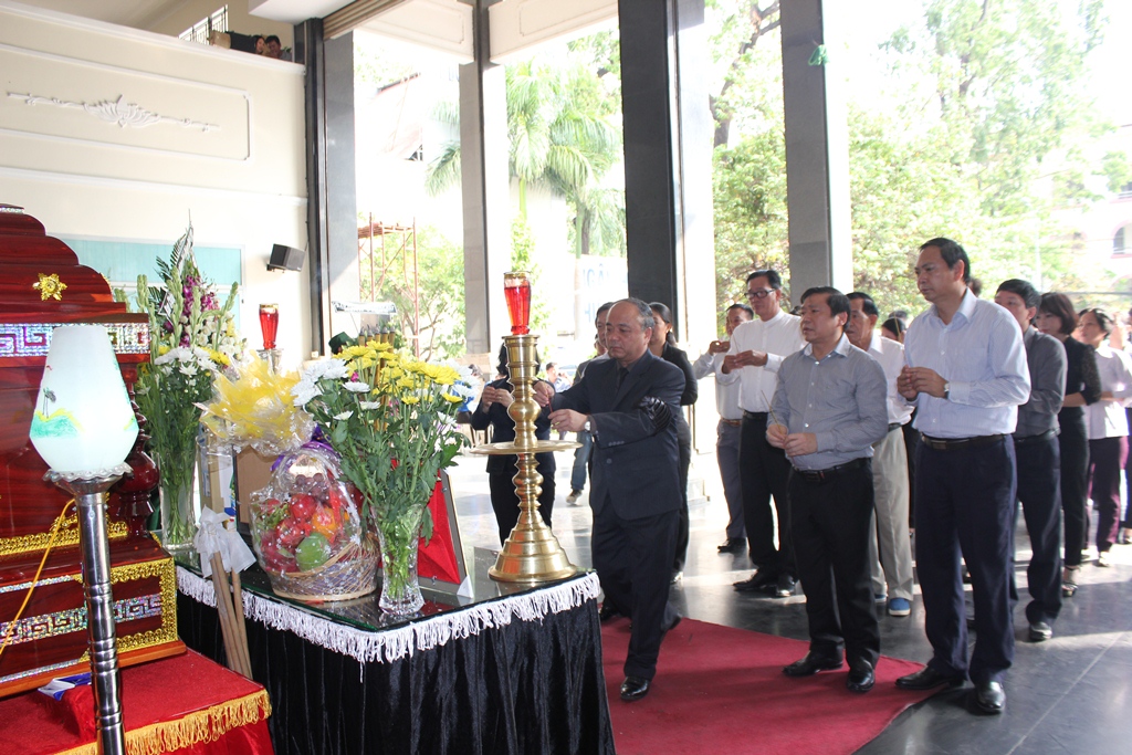 Đo&agrave;n đại biểu Ban Chấp h&agrave;nh Trung ương Hội N&ocirc;ng d&acirc;n Việt Nam đến viếng