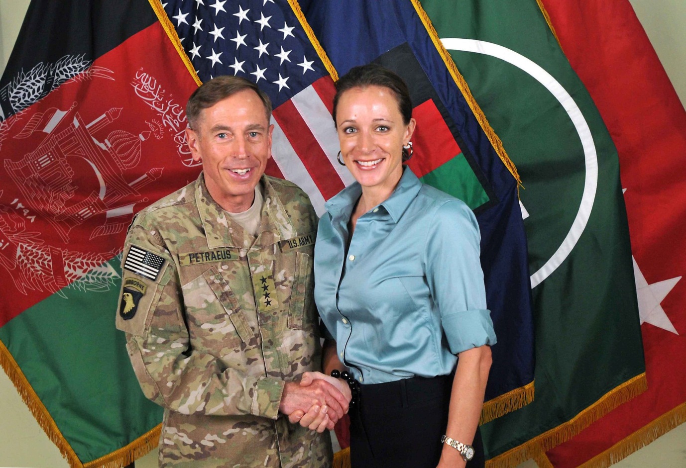 http://static01.nyt.com/images/2015/01/10/us/PETRAEUS/PETRAEUS-superJumbo.jpg