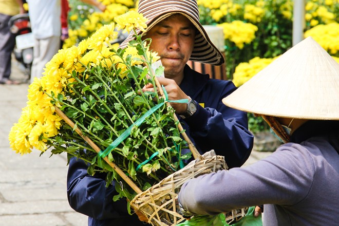 T&acirc;m l&yacute; b&aacute;n h&agrave;ng ng&agrave;y cuối năm của c&aacute;c tiểu thương đều mong nhanh hết h&agrave;ng để về nh&agrave; ăn Tết khiến cho gi&aacute; hoa giảm cực mạnh. Một chậu ch&uacute;c v&agrave;ng được b&aacute;n với gi&aacute; 20.000 đồng, rẻ chỉ bằng 1/4 so với trước đ&oacute;.