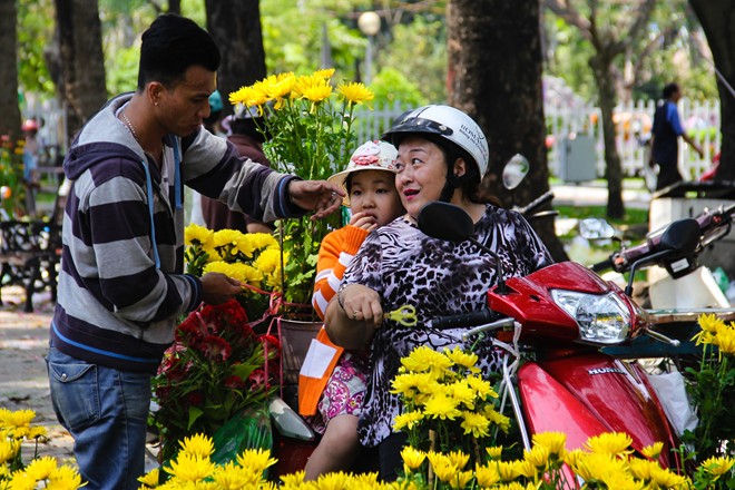 Gi&aacute; hoa giảm s&acirc;u, nhiều kh&aacute;ch đi b&aacute;t phố cũng gh&eacute; v&agrave;o hỏi mua. Một kh&aacute;ch h&agrave;ng t&ecirc;n Nga h&agrave;o hứng chia sẻ, thấy gi&aacute; rẻ, hoa lại đẹp n&ecirc;n đang đi tr&ecirc;n đường chị tạt v&agrave;o mua hoa c&uacute;c về chưng Tết.
