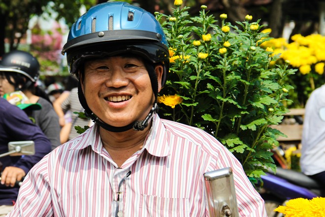 Anh Chiến, một kh&aacute;ch h&agrave;ng kh&aacute;c cũng tranh thủ gi&aacute; hoa giảm đi mua về chưng trong mấy ng&agrave;y Tết. Đối với những người c&oacute; thu nhập thấp, mua hoa ng&agrave;y cuối năm l&agrave; c&aacute;ch để họ đ&oacute;n c&aacute;i Tết th&ecirc;m rộn r&agrave;ng, ấm c&uacute;ng.