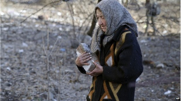 Woman carrying a brick in Debaltseve, 23 February 2015