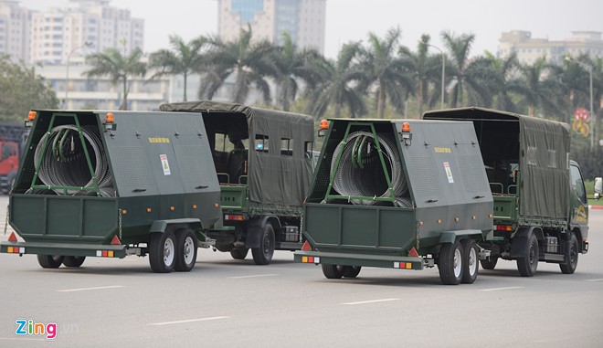 H&agrave;ng r&agrave;o d&acirc;y th&eacute;p gai được chuy&ecirc;n chở tr&ecirc;n những chiếc xe k&eacute;o.