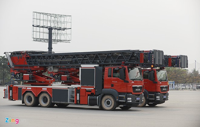 Xe thang chuy&ecirc;n dụng của Sở Cảnh s&aacute;t PCCC H&agrave; Nội c&oacute; thể vươn cao 56 m&eacute;t (tương đương t&ograve;a nh&agrave; 18 tầng).