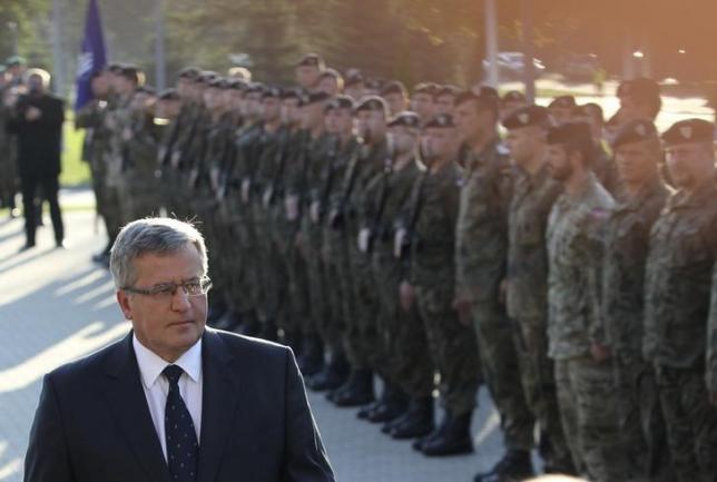 Polands President Bronislaw Komorowski (L) inspects soldiers as he visits the headquarters of Multinational Corps Northeast, part of the NATO Force Structure, at the Baltic Barracks in Szczecin, northwest of Poland September 6, 2014. REUTERS/Cezary Aszkielowicz/Agencja Gazeta