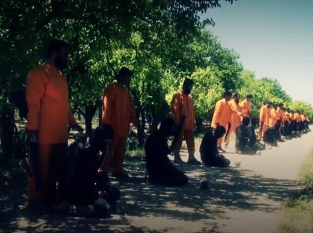 Phiến qu&acirc;n Hồi gi&aacute;o Jaysh al-Islam h&agrave;nh quyết 18 tay s&uacute;ng IS. Ảnh: DAILY MAIL