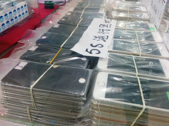 http://www.dailytimesgazette.com/wp-content/uploads/2015/07/fake-iphone-2-100598409-large1.jpg