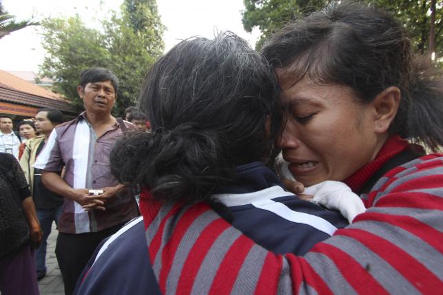 Thân nhân của người bị nạn đau lòng khi hay tin. Ảnh: Reuters