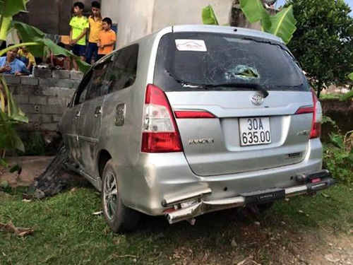 Innova bỏ chạy, tông liên tiếp 6 xe máy làm 8 người bị thương