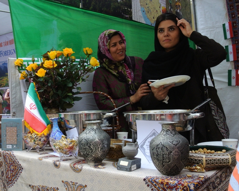 Đại sứ qu&aacute;n Iran với nhiều vật phẩm truyền thống